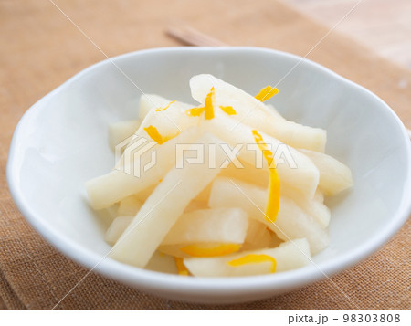 小皿に盛った柚子大根 小皿に盛った柚子大根 98303808