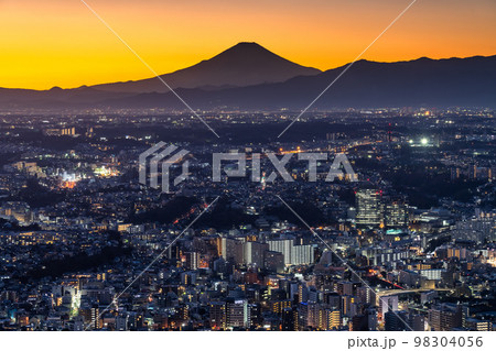 《神奈川県》富士山と横浜の住宅街の夜景 98304056