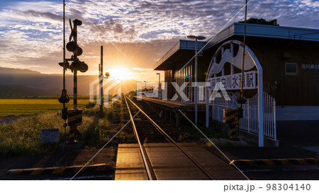 美しい夕焼けを背景に線路と阿蘇山並み風景「南阿蘇白川水源駅」 98304140