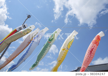 初夏の青空に泳ぐ鯉のぼり 98304247