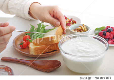 朝食のトーストにジャムを塗る人 朝食のトーストにジャムを塗る人 98304363