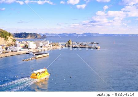 【三浦市】穏やかな港の観光船 98304514