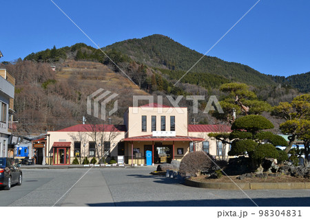 下吉田駅舎と新倉山浅間公園 下吉田駅舎と新倉山浅間公園 98304831