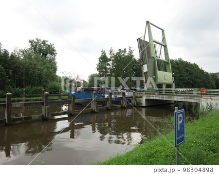 オランダの運河、船が通る際に橋が上がる、可動橋 オランダの運河、船が通る際に橋が上がる、可動橋 98304898