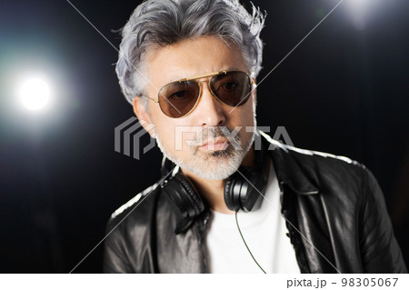 舞台で働く男性 98305067