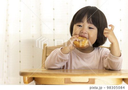 座ってドーナッツを食べる赤ちゃん(2歳4か月、女の子、日本人) 座ってドーナッツを食べる赤ちゃん(2歳4か月、女の子、日本人) 98305084