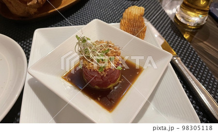 まぐろのタルタル　高級ディナー　高級レストラン 98305118