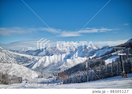 雪山 スキー場からの風景 雪山 スキー場からの風景 98305127