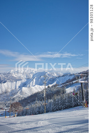 雪山 スキー場からの風景 雪山 スキー場からの風景 98305128