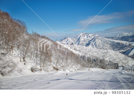雪山 スキー場からの風景 雪山 スキー場からの風景 98305132