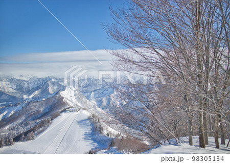 雪山　スキー場からの風景 98305134