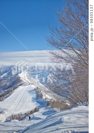 雪山　スキー場からの風景 98305137
