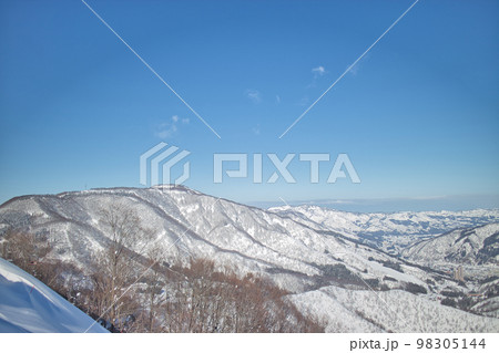雪山　スキー場からの風景 98305144