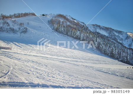 雪山 スキー場からの風景 雪山 スキー場からの風景 98305149
