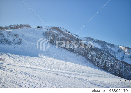 雪山 スキー場からの風景 雪山 スキー場からの風景 98305150