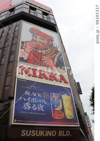 北海道、札幌のすすきの地区、ニッカウヰスキーの看板 98305337