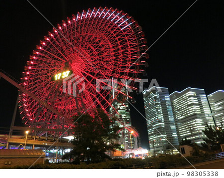 横浜、みなとみらい地区の観覧車夜景 横浜、みなとみらい地区の観覧車夜景 98305338