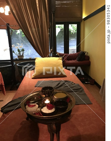 東南アジア　高級マッサージ店　アジアンテイスト　エステ 98305341