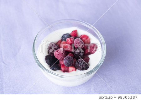 ヨーグルトの冷凍ベリー添え 98305387