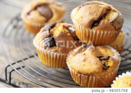 カボチャを練り込んだ米粉の板チョコマフィン グルテンフリーのお菓子 カボチャを練り込んだ米粉の板チョコマフィン グルテンフリーのお菓子 98305708