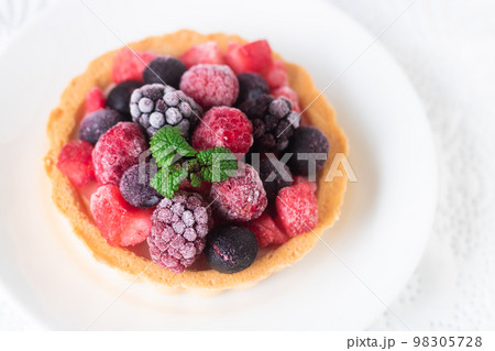 クリームチーズタルトの冷凍ベリーのせ クリームチーズタルトの冷凍ベリーのせ 98305728