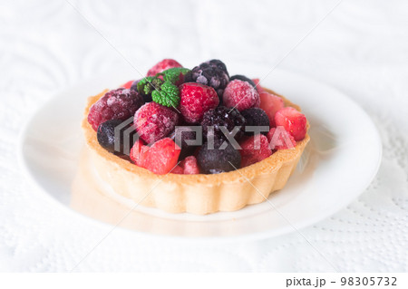 クリームチーズタルトの冷凍ベリーのせ 98305732