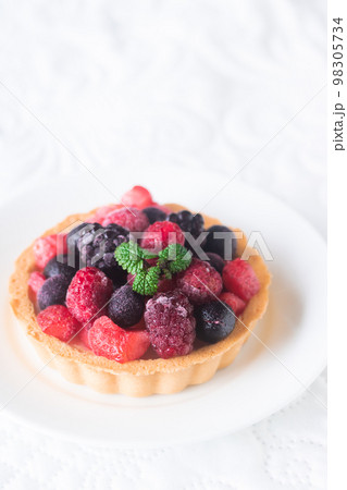 クリームチーズタルトの冷凍ベリーのせ 98305734