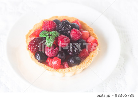 クリームチーズタルトの冷凍ベリーのせ 98305739