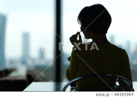 ヘッドセットをつけた女性のシルエット ヘッドセットをつけた女性のシルエット 98305964