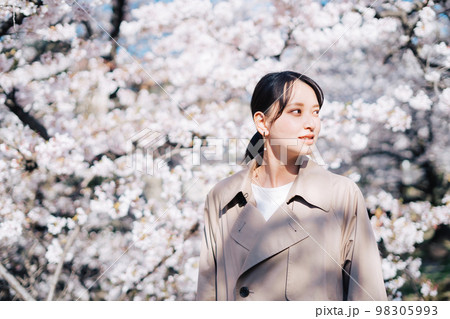 桜と若い女性 98305993