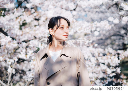 桜と若い女性 98305994