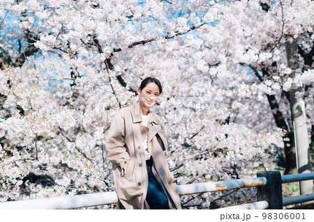 桜と若い女性 98306001