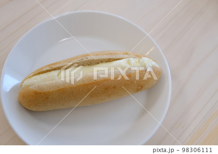 白い丸皿にのった練乳サンド（左寄せ） 98306111