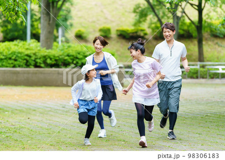 ジョギングをする家族 ジョギングをする家族 98306183