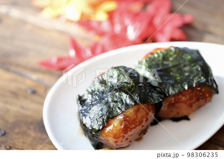 甘辛く味付けしたイモ団子の磯部巻き 甘辛く味付けしたイモ団子の磯部巻き 98306235
