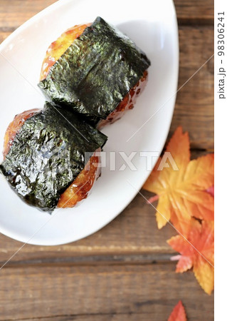 甘辛く味付けしたイモ団子の磯部巻き 甘辛く味付けしたイモ団子の磯部巻き 98306241