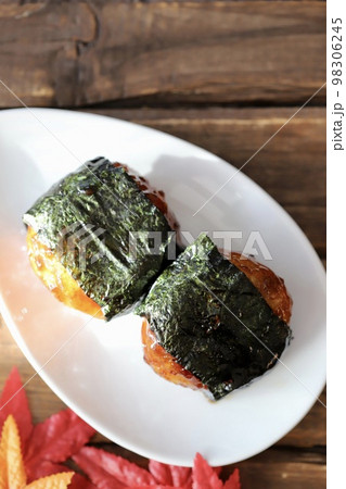 甘辛く味付けしたイモ団子の磯部巻き 98306245