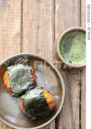 和食器を使ったイモ団子の磯部巻きと温かいお茶 和食器を使ったイモ団子の磯部巻きと温かいお茶 98306388