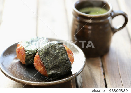 和食器を使ったイモ団子の磯部巻きと温かいお茶 和食器を使ったイモ団子の磯部巻きと温かいお茶 98306389