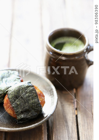 和食器を使ったイモ団子の磯部巻きと温かいお茶 和食器を使ったイモ団子の磯部巻きと温かいお茶 98306390