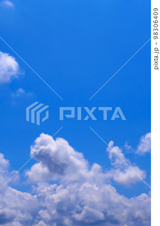 ≪縦長≫青空と入道雲 98306409