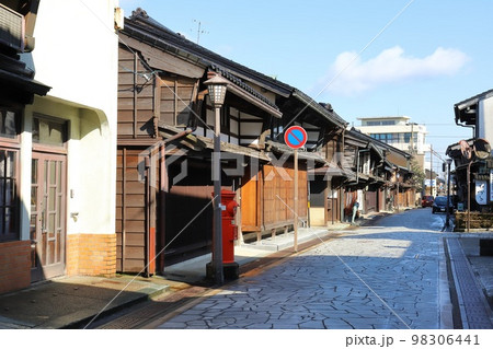 富山　高岡　丸ポストのある風景（金屋町） 98306441
