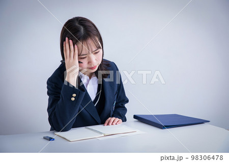 頭を抱える女子高生　 98306478