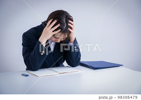 頭を抱える女子高生　 98306479