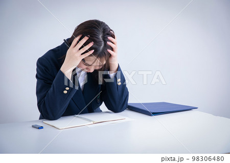 頭を抱える女子高生　 98306480