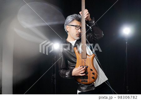 ギタリストの男性 98306782