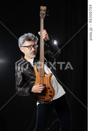 ギタリストの男性 98306784