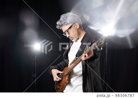 ギタリストの男性 98306787