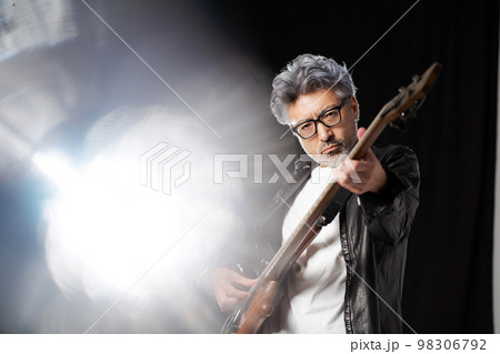 ギタリストの男性 ギタリストの男性 98306792