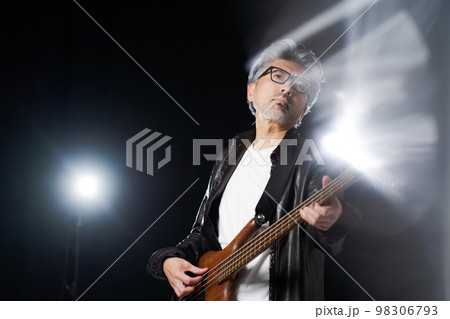 ギタリストの男性 98306793